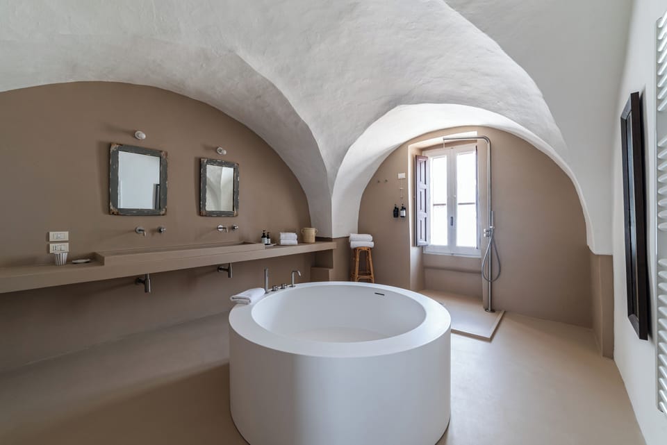 Premium Suite | Bathroom | Free toiletries, hair dryer, bidet, soap
