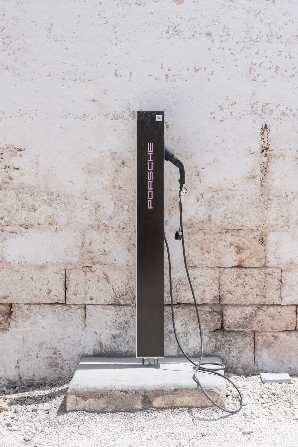 Electric vehicle charging station