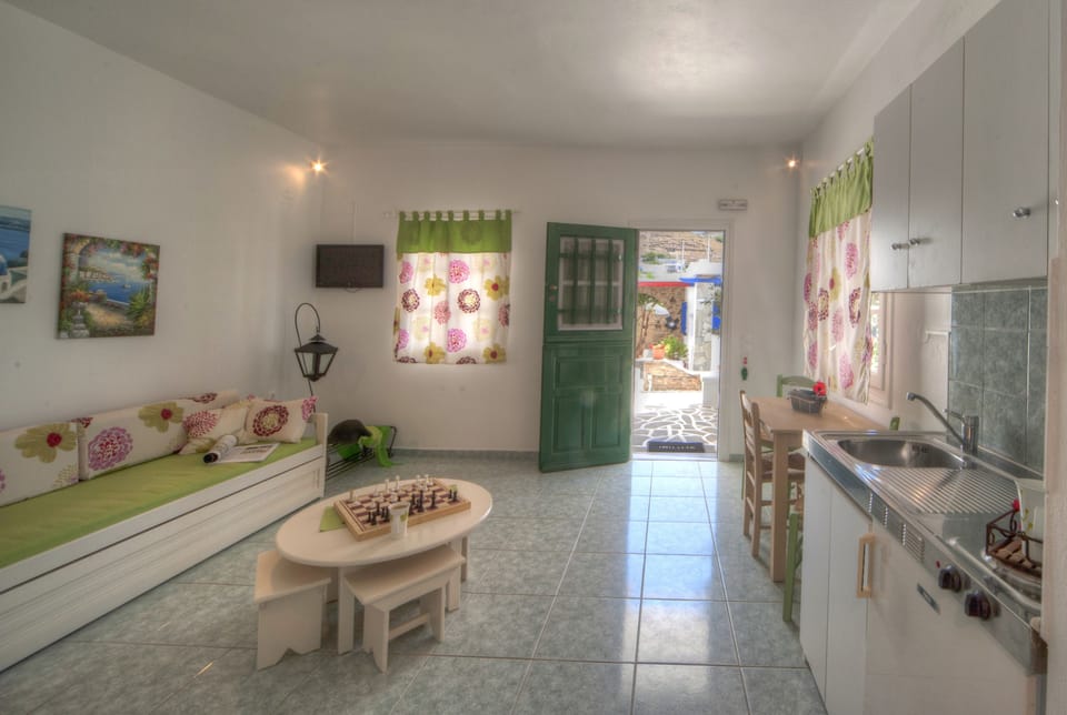 Apartment for 3 people | Private kitchenette | Fridge, stovetop, coffee/tea maker, cookware/dishes/utensils