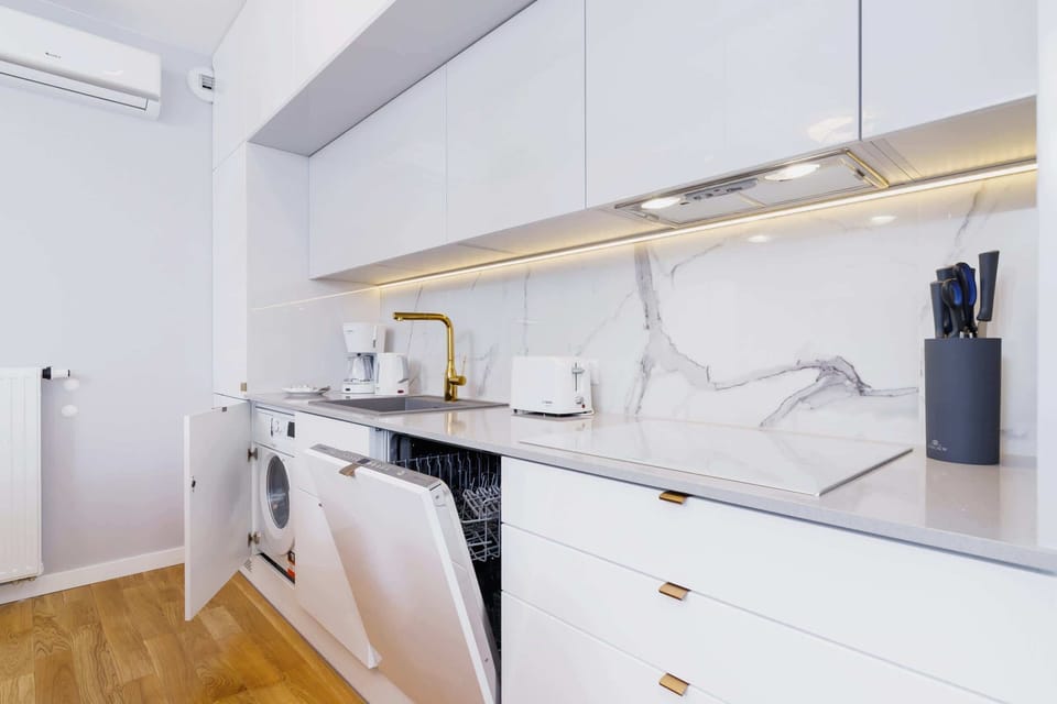 Fully equipped kitchenette. 