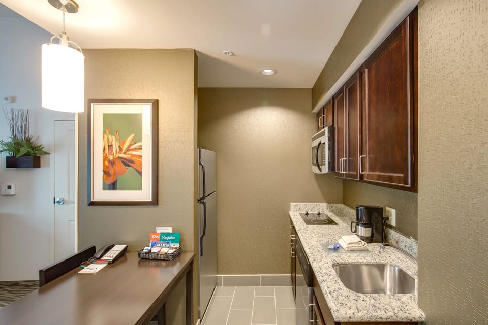 Full-size fridge, microwave, stovetop, dishwasher