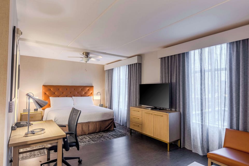 Studio Suite, 1 King Bed, Non Smoking | In-room safe, desk, laptop workspace, blackout drapes