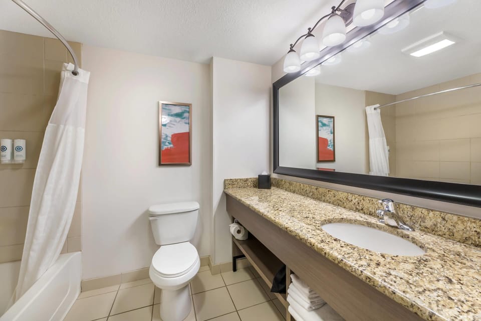 Hydromassage showerhead, free toiletries, hair dryer, towels