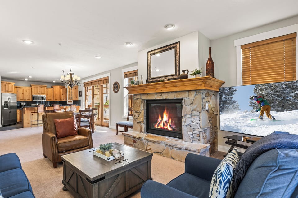 Town Pointe C101 has a spacious living room with a cozy gas fireplace and furnishings.