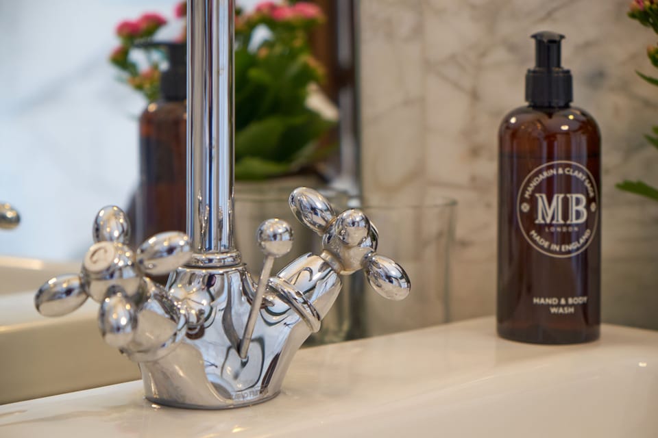 Panoramic Studio Suite (Tramonto) | Bathroom | Free toiletries, hair dryer, bathrobes, slippers