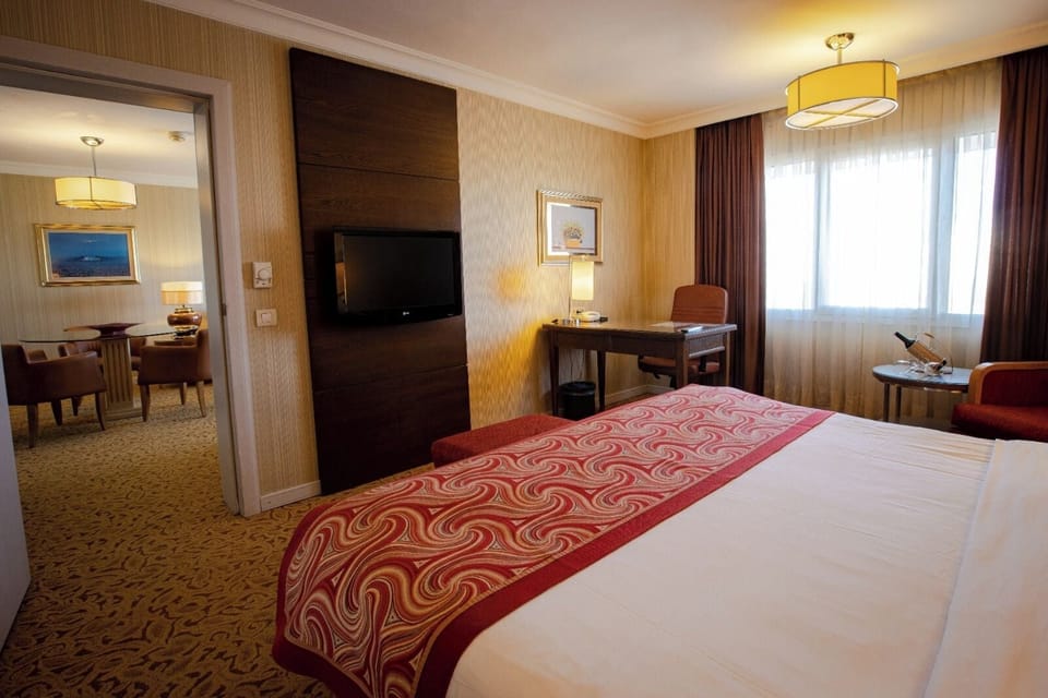 Suite | Minibar, in-room safe, desk, laptop workspace
