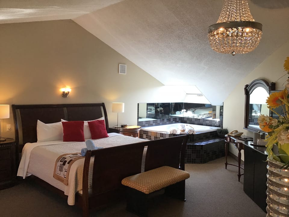 Presidential Room, 1 King Bed, Jetted Tub | Premium bedding, blackout drapes, soundproofing, free WiFi