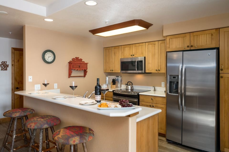 Stone counters, stainless steel appliances, filtered water