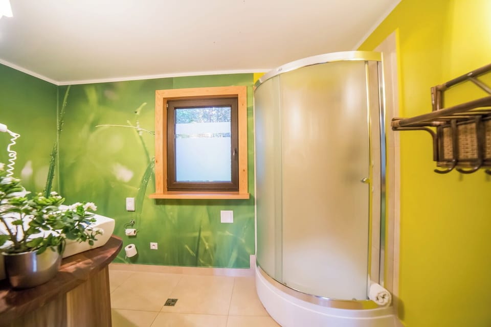 Comfort Bungalow | Bathroom | Shower, rainfall showerhead, designer toiletries, hair dryer