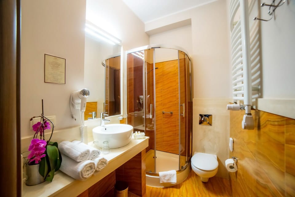 Comfort Double or Twin Room | Bathroom | Shower, rainfall showerhead, designer toiletries, hair dryer