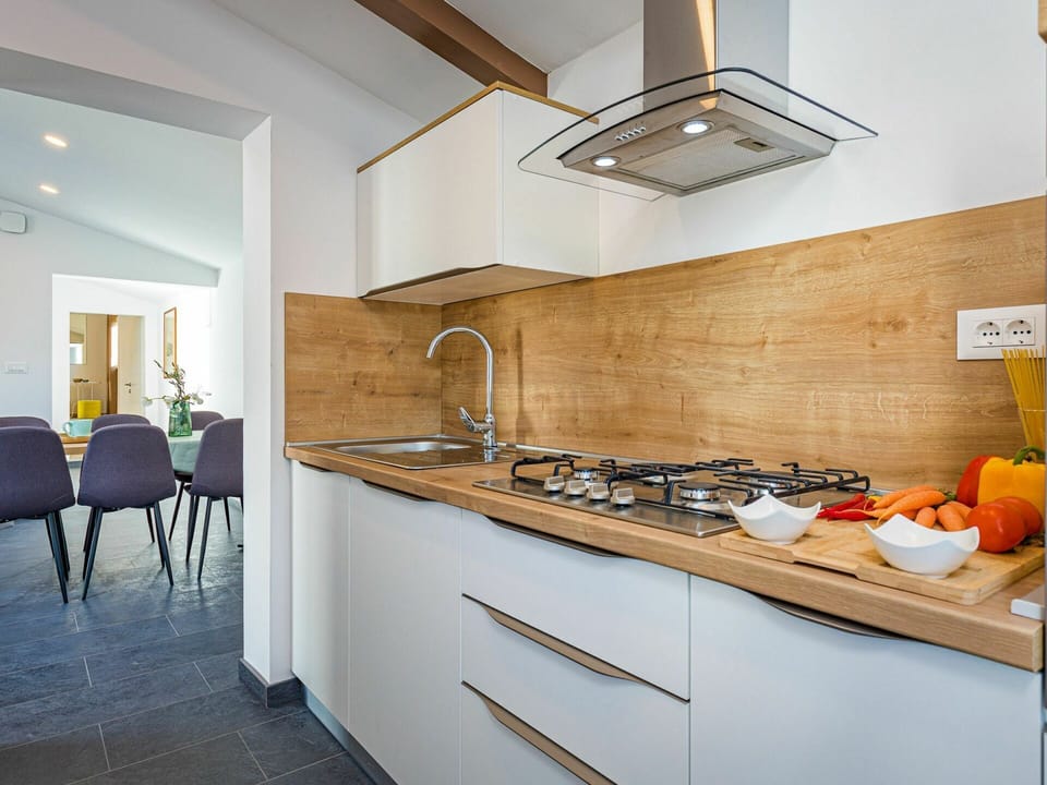 Cabinetry, Furniture, Property, Countertop, Tap, Building, Kitchen, Wood, Lighting, Kitchen Stove