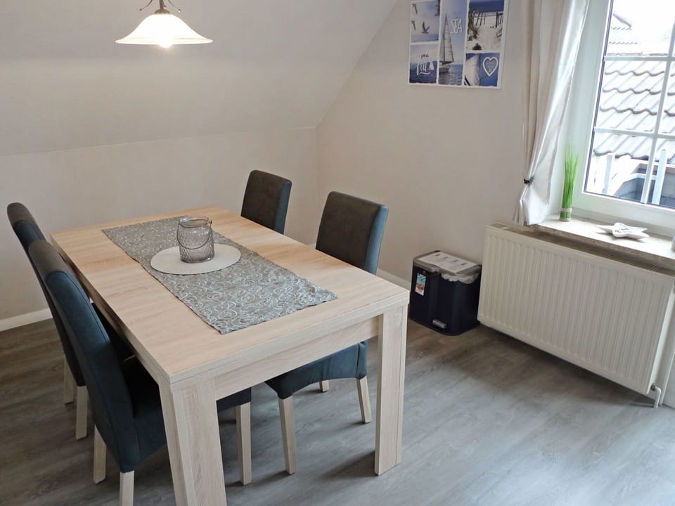 Room, Furniture, Property, Floor, Table, Interior Design, Wall, House, Dining Room, Building