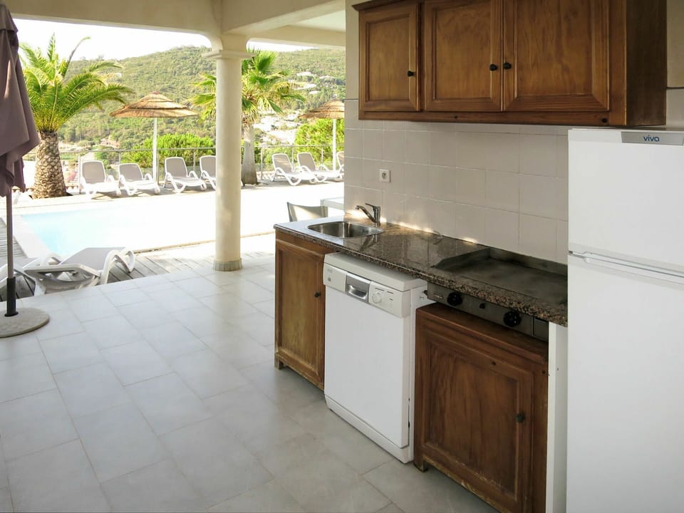 Property, Countertop, Room, Kitchen, Cabinetry, Furniture, Tile, Floor, House, Building