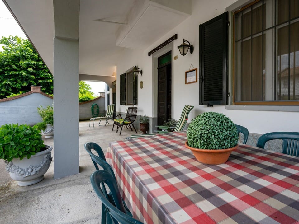 Plant, Furniture, Property, Table, Chair, Flowerpot, Building, Houseplant, Window, Lighting