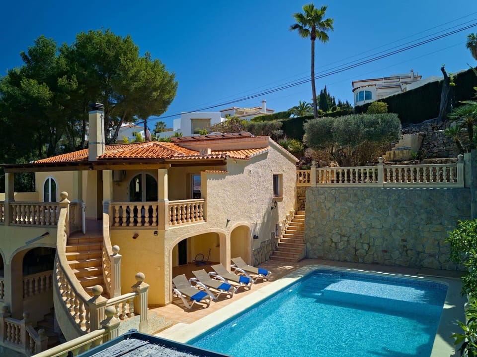 Water, Plant, Building, Sky, Window, Tree, Swimming Pool, Leisure, Chair, House