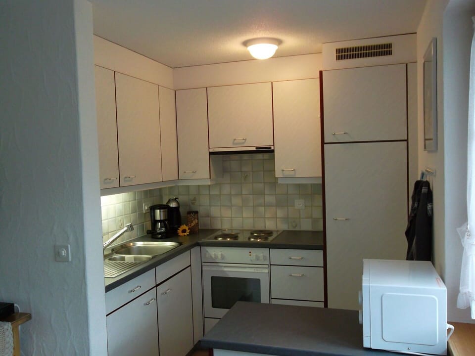 Cabinetry, Countertop, Property, Furniture, Sink, Building, Drawer, Kitchen Sink, Kitchen, Interior Design
