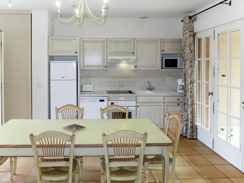 Room, Furniture, Property, Interior Design, Dining Room, Building, Kitchen, Floor, House, Table
