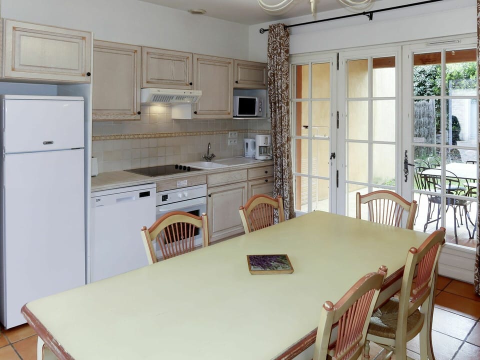Room, Property, Countertop, Kitchen, Furniture, Building, Cabinetry, House, Interior Design, Floor