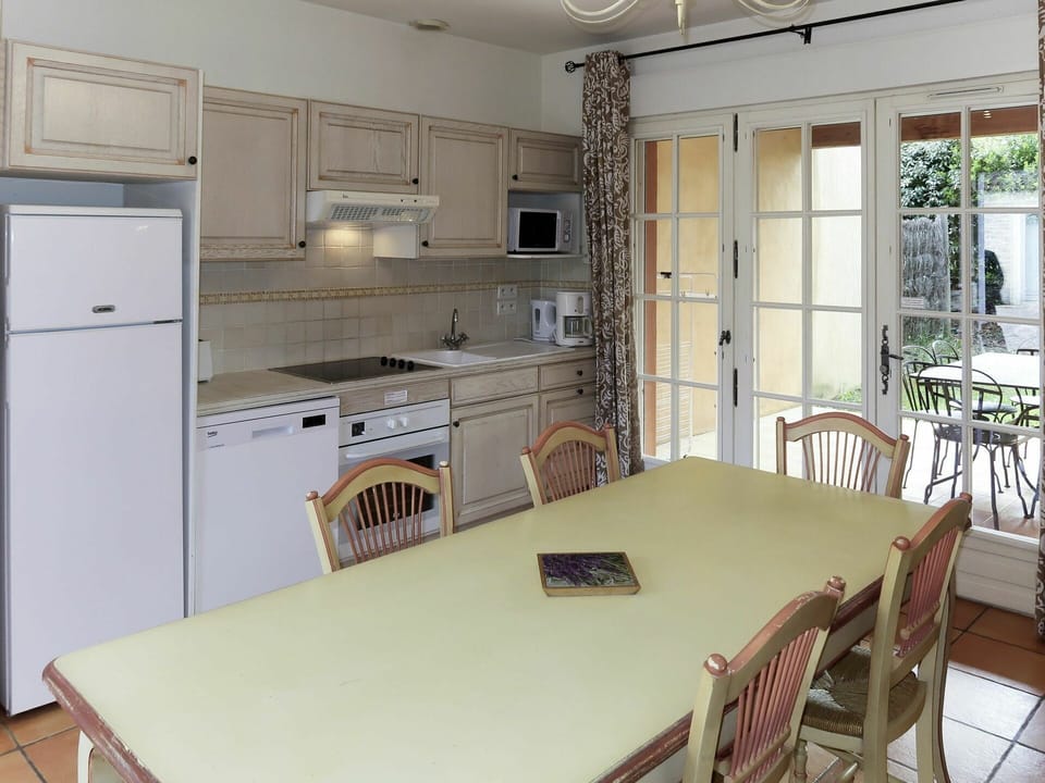 Property, Room, Kitchen, Countertop, Furniture, Building, Cabinetry, House, Floor, Interior Design