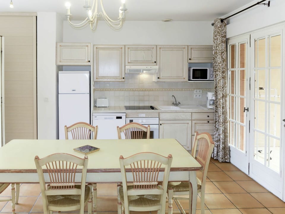 Room, Furniture, Property, Interior Design, Dining Room, Building, Kitchen, Floor, House, Wall