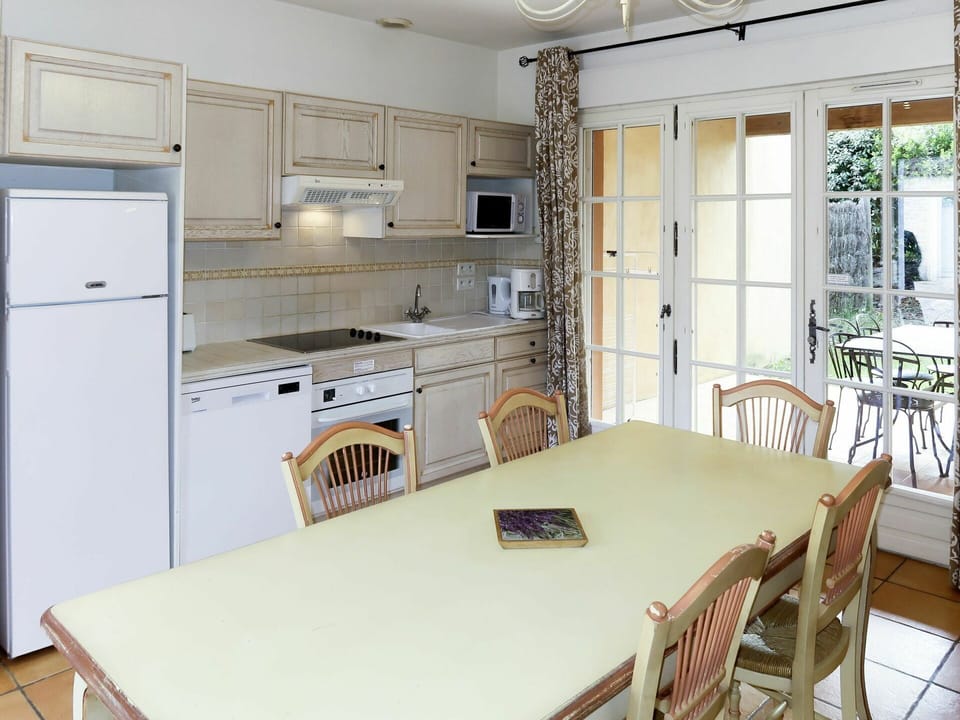 Room, Property, Countertop, Kitchen, Furniture, Building, Interior Design, Cabinetry, House, Floor