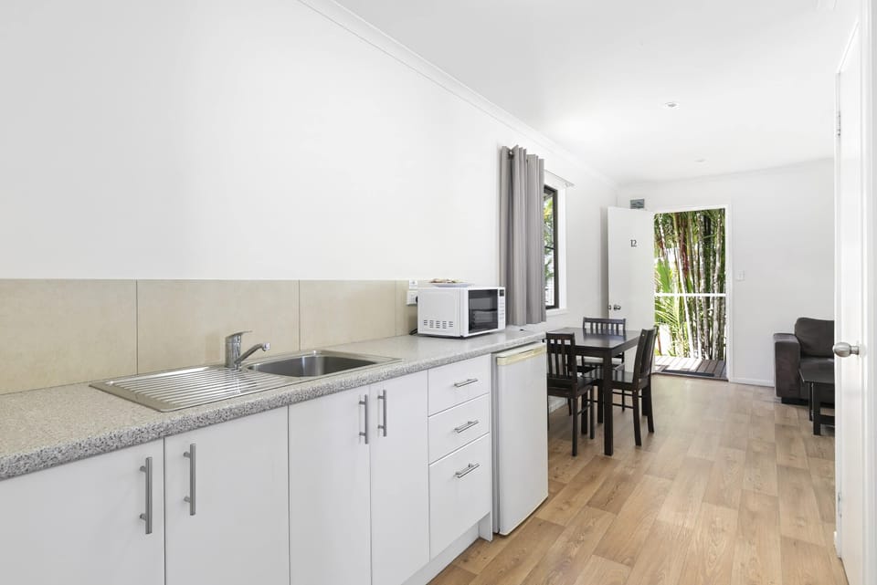 Garden Queen Twin Villa | Private kitchenette | Mini-fridge, microwave, cookware/dishes/utensils