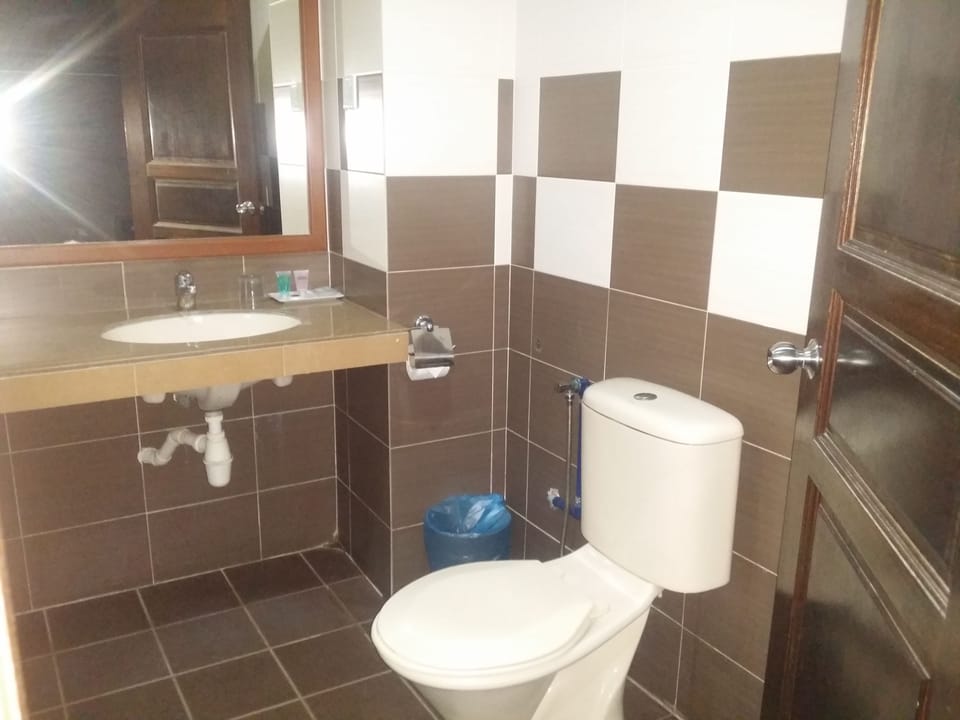 Shower, rainfall showerhead, free toiletries, towels