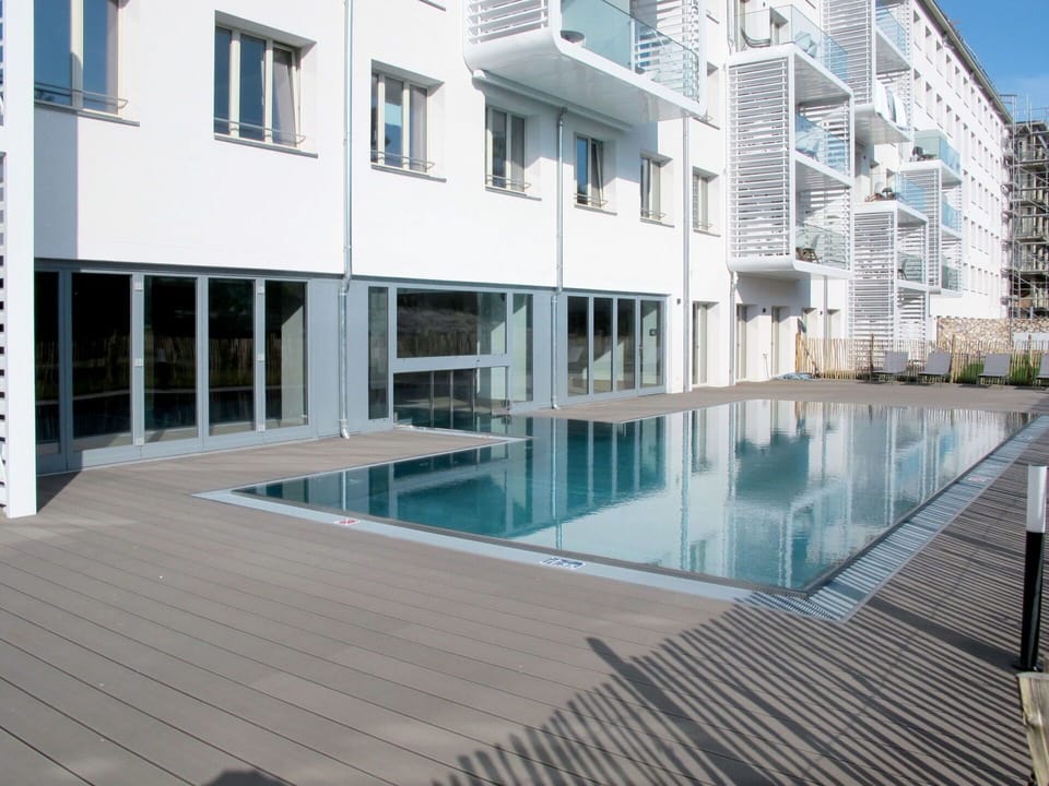 Water, Building, Property, Window, Swimming Pool, Azure, Sky, Flooring, Floor, Condominium
