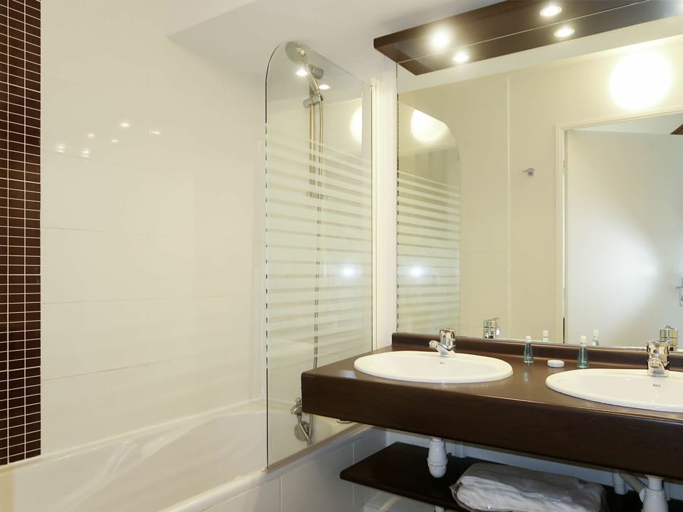 Bathroom, Room, Property, Tile, Interior Design, Wall, Lighting, Plumbing Fixture, Floor, Building