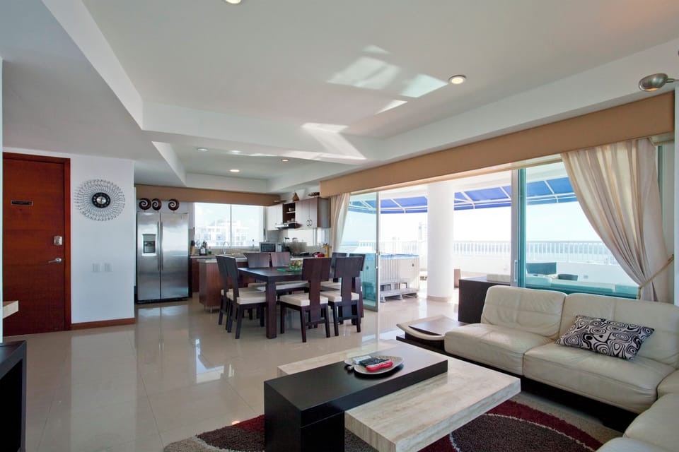 Apartment, 3 Bedrooms, Accessible, Smoking | Dining