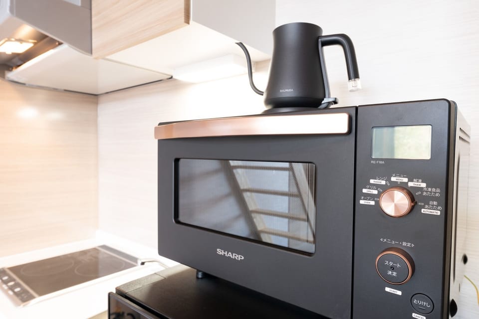 There is a microwave oven with an oven function. * It is not an oven toaster.