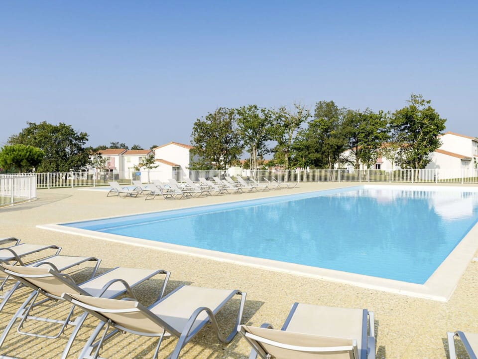 Swimming Pool, Property, Resort, House, Building, Real Estate, Vacation, Leisure, Sunlounger, Villa