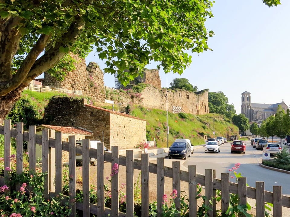 Table, Property, Cabinetry, Building, Dishware, Wood, Countertop, Interior Design, Tableware, Kitchen Appliance