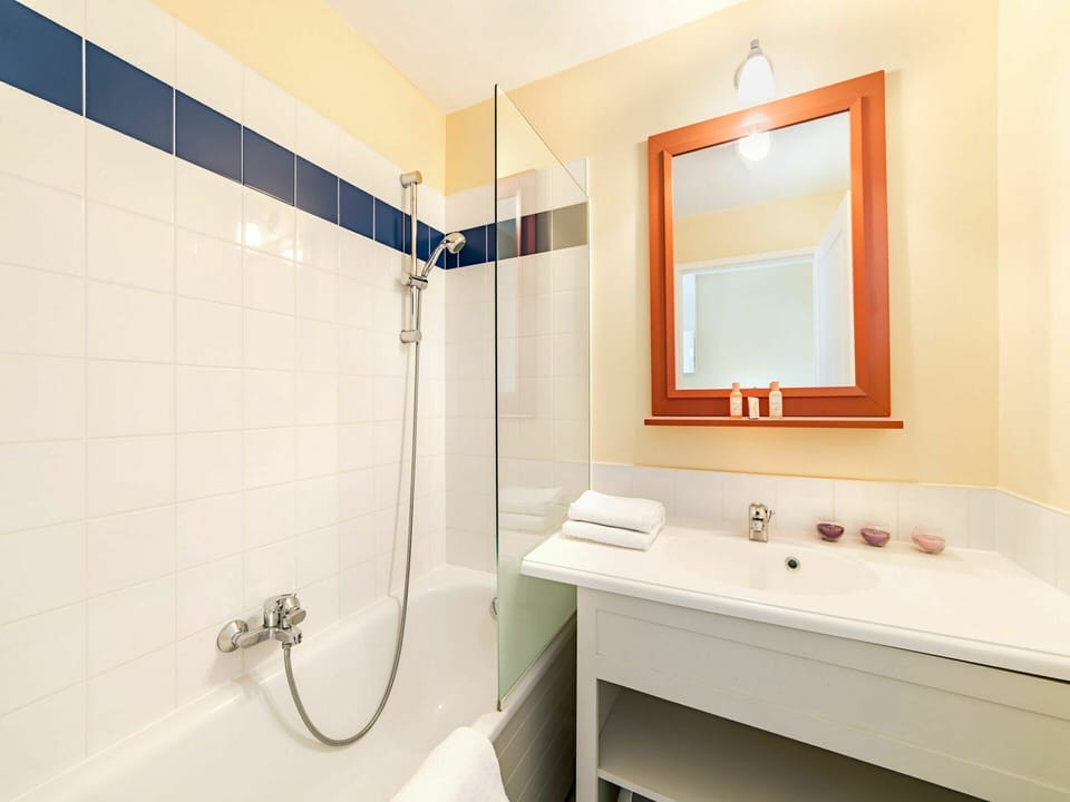 Bathroom, Room, Property, Tile, Tap, Wall, Interior Design, Real Estate, Floor, Ceiling