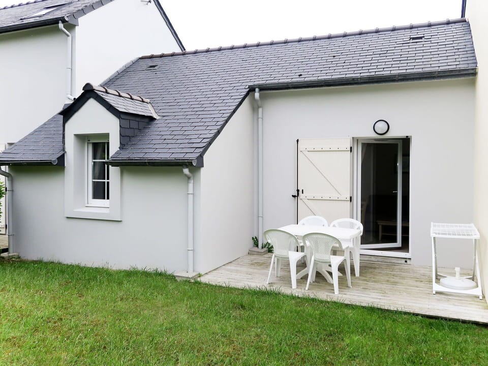 Property, House, Cottage, Building, Home, Grass, Real Estate, Farmhouse, Backyard, Yard