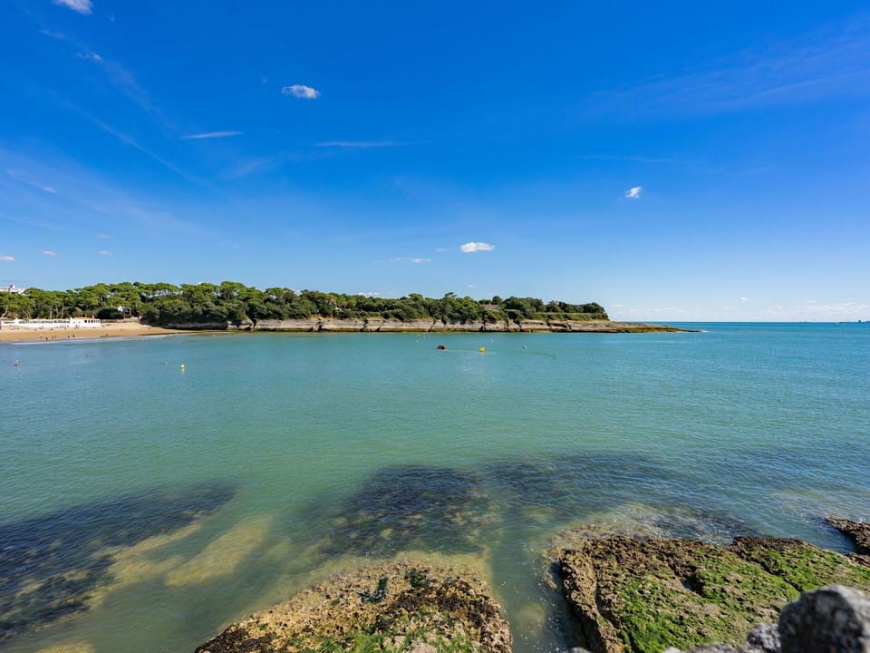 Sky, Blue, Water, Water Resources, Body Of Water, Natural Environment, Coastal And Oceanic Landforms, Coast, Beach