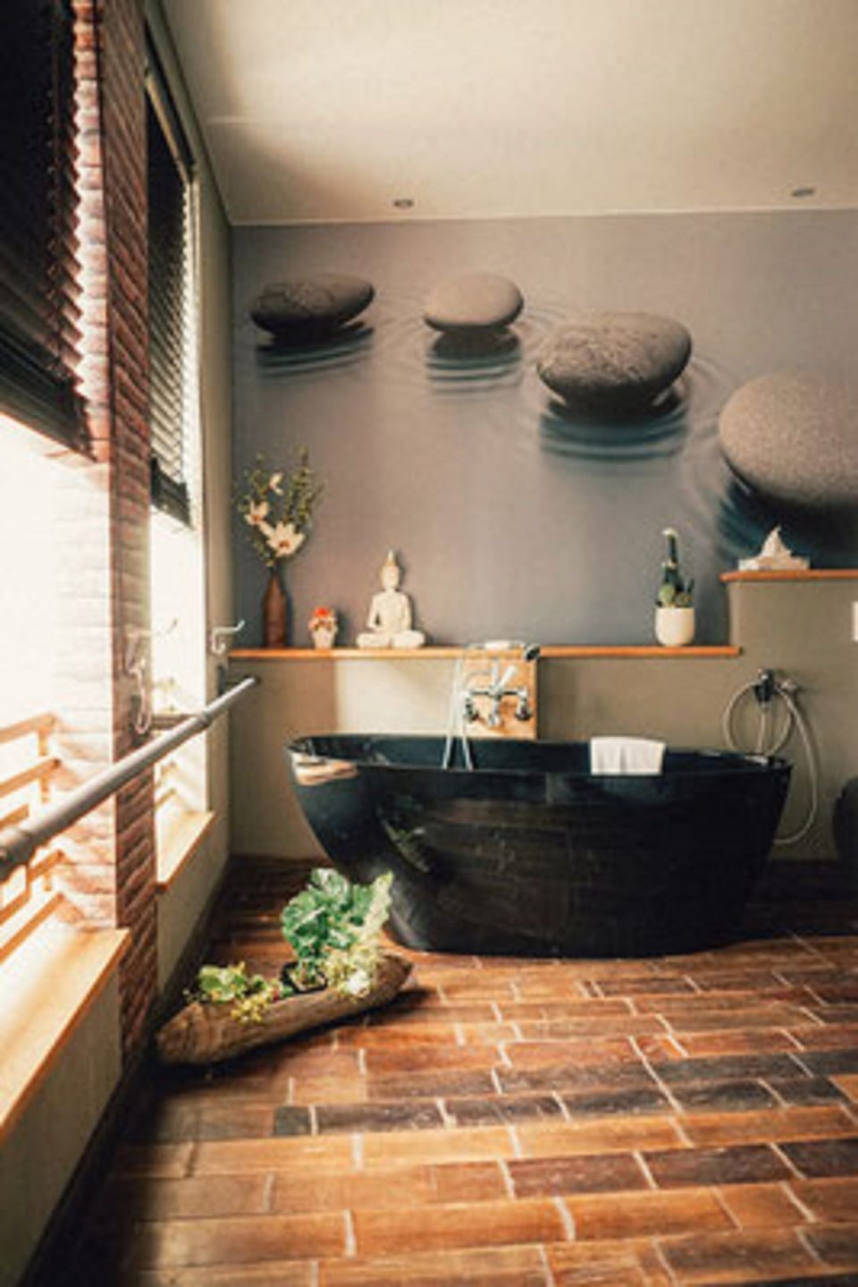 Exclusive Double Room, 1 Queen Bed | Bathroom | Shower, rainfall showerhead, towels