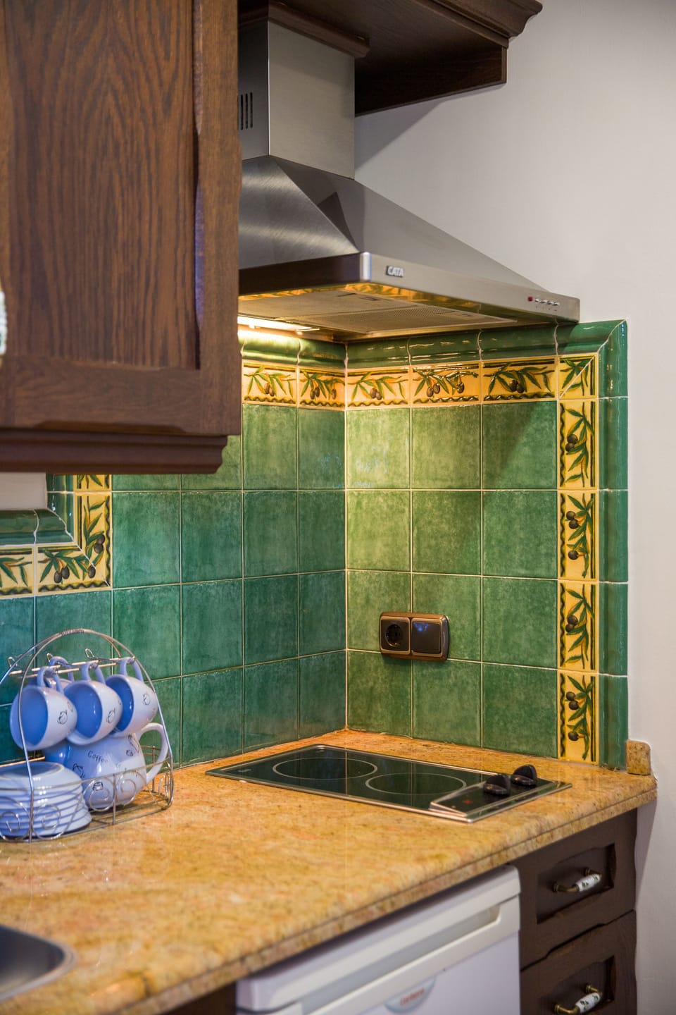 Comfort Studio, 2 Twin Beds, Kitchen | Private kitchen | Mini-fridge, microwave, stovetop, cookware/dishes/utensils