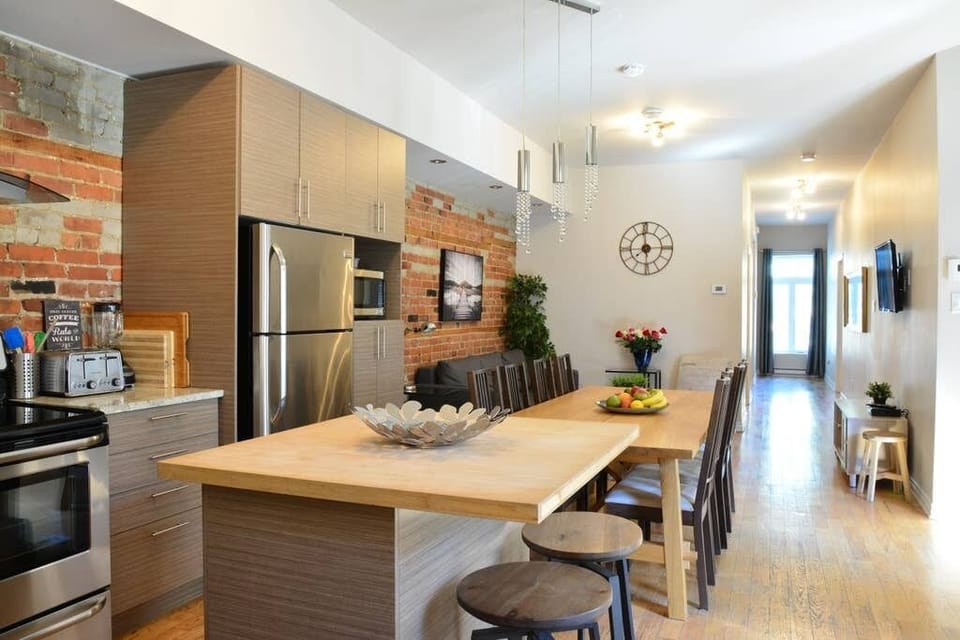 View from the kitchen island to the front window, showing St-Denis St.