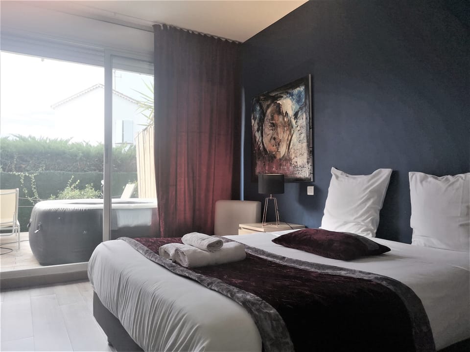 Double Room, Terrace with Hot Tub | Premium bedding, minibar, desk, soundproofing