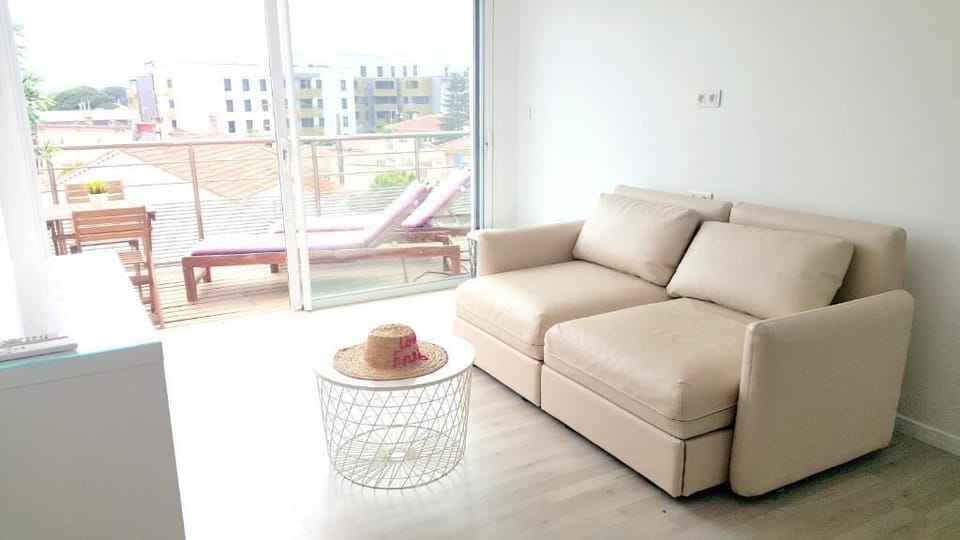 Suite with private hot tub  | Living area | 40-inch flat-screen TV with digital channels, TV