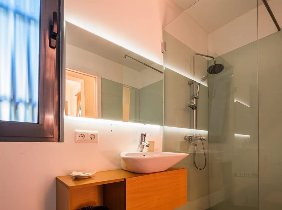 Classic Double Room, Private Bathroom | Bathroom | Shower, free toiletries, hair dryer, towels