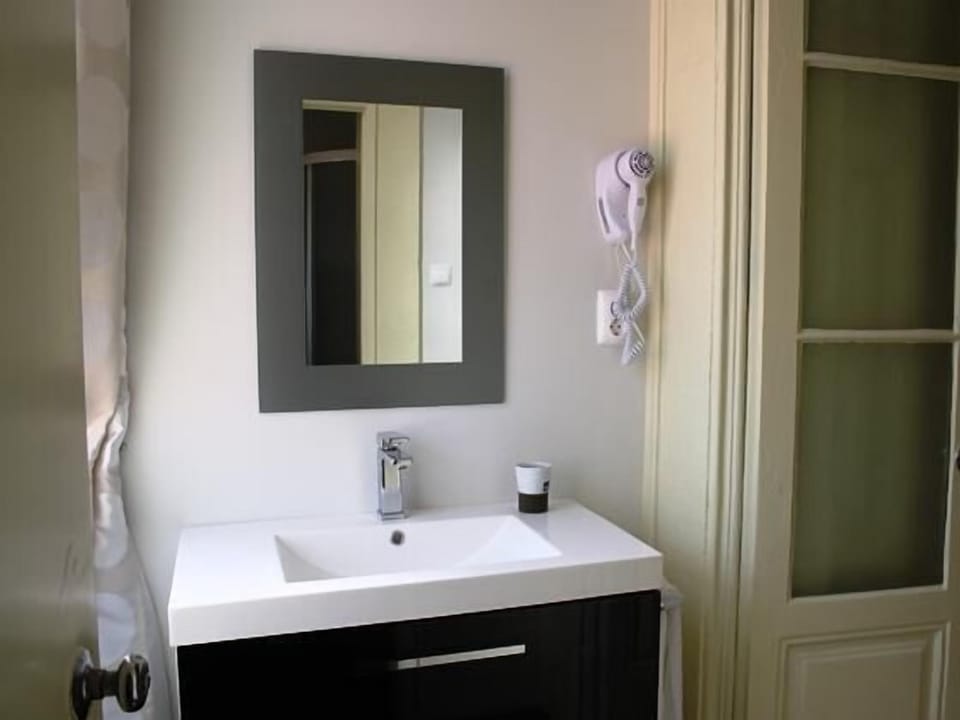 Bathroom sink