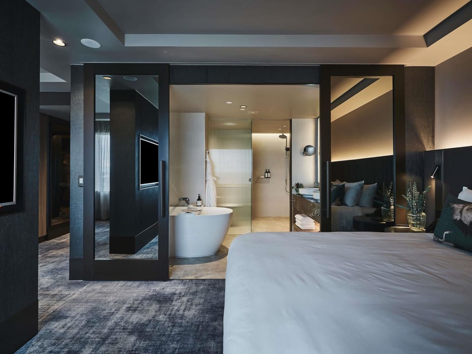 Deluxe Suite, 1 King Bed, Club Lounge Access | Premium bedding, pillowtop beds, minibar, in-room safe