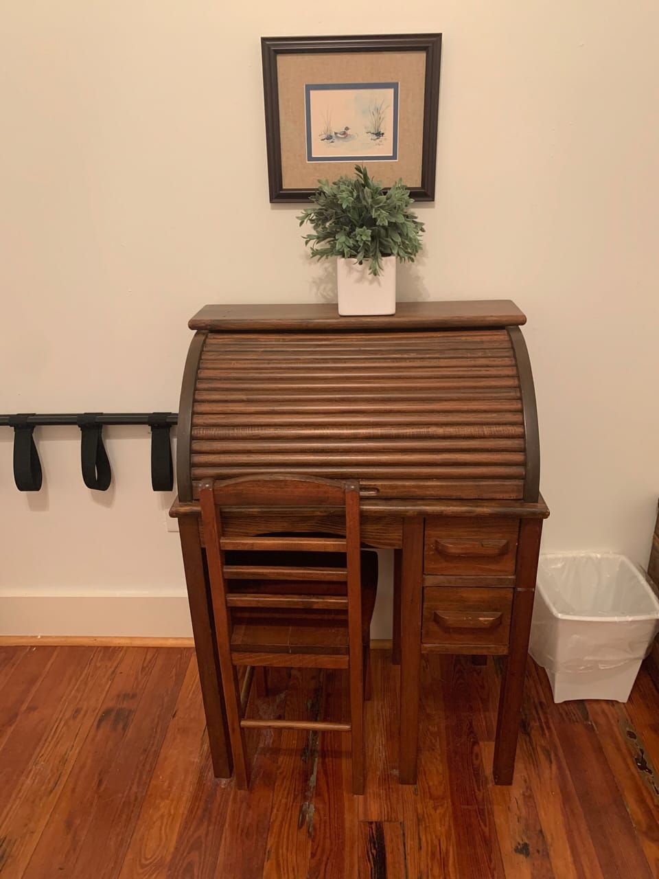 Child's desk in Bedroom 2