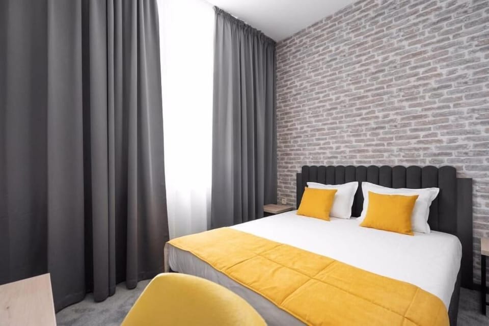 Minibar, desk, soundproofing, iron/ironing board