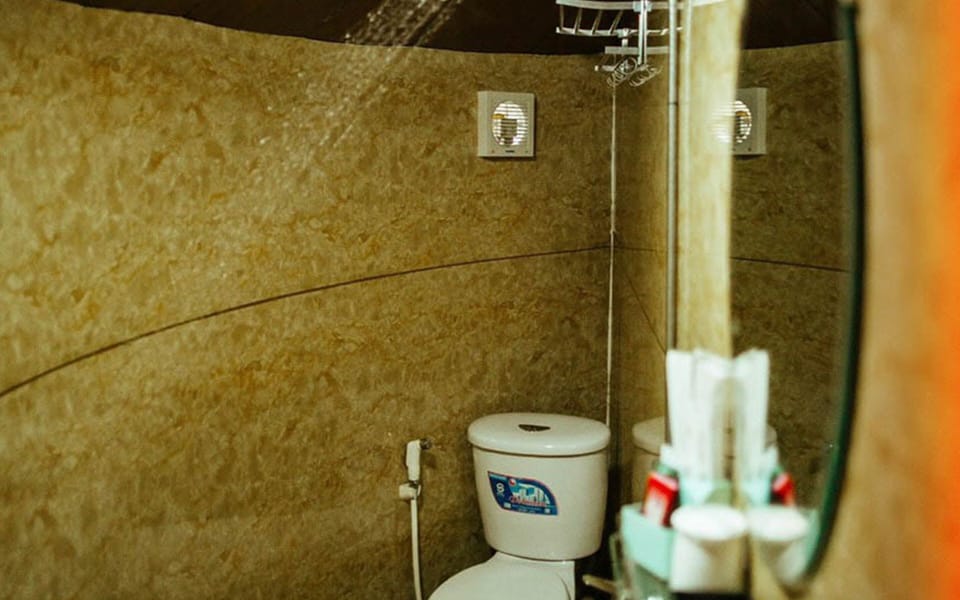 Shower, hydromassage showerhead, free toiletries, hair dryer
