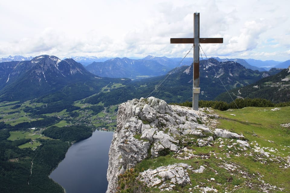 Gipfelkreuz der Trisselwand mit Blick auf den Altausseer - See