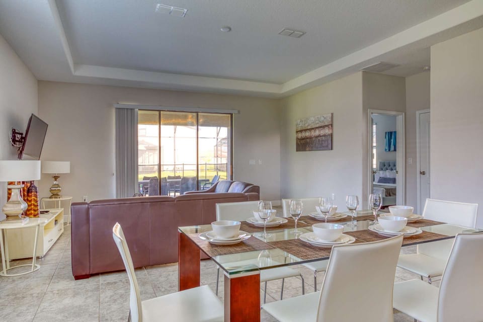 Dining Area w/Seating for Six (6)