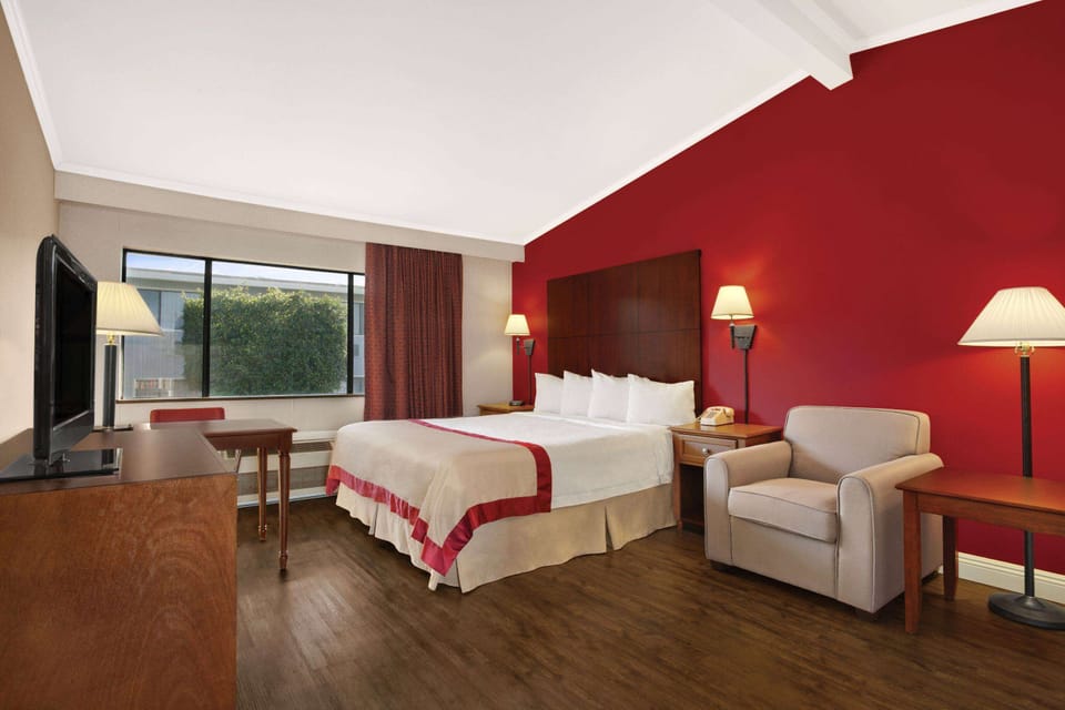Premium bedding, in-room safe, desk, iron/ironing board